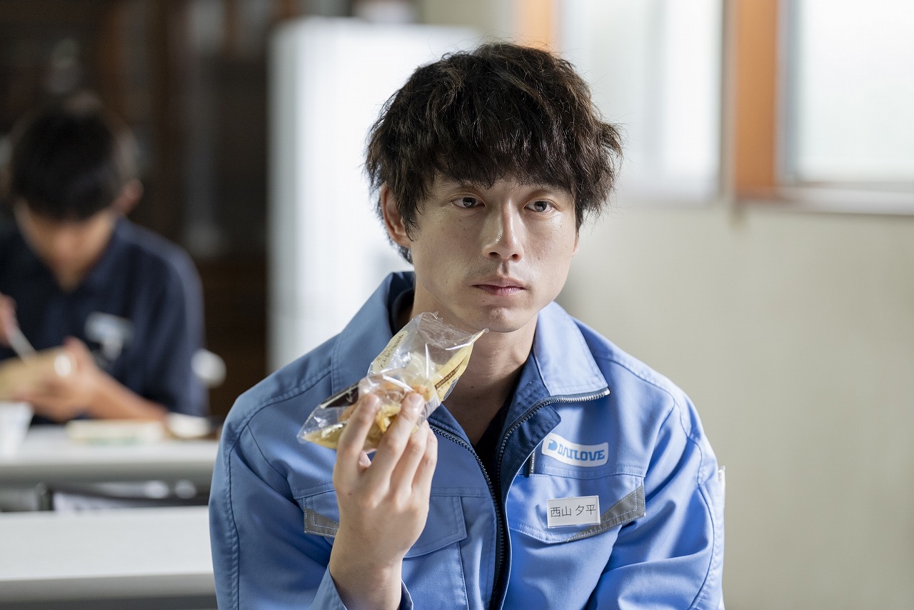 坂口健太郎の“憂い”に惚れた――社会の片隅で静かに暮らす孤独な青年を