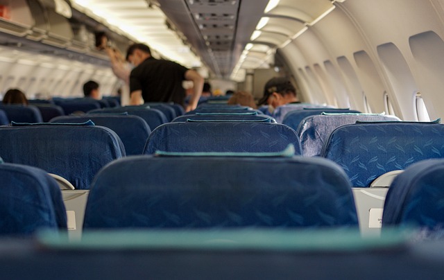 上空6000メートル、旅客機の窓の外へ吸い出された夫を救った妻（中央