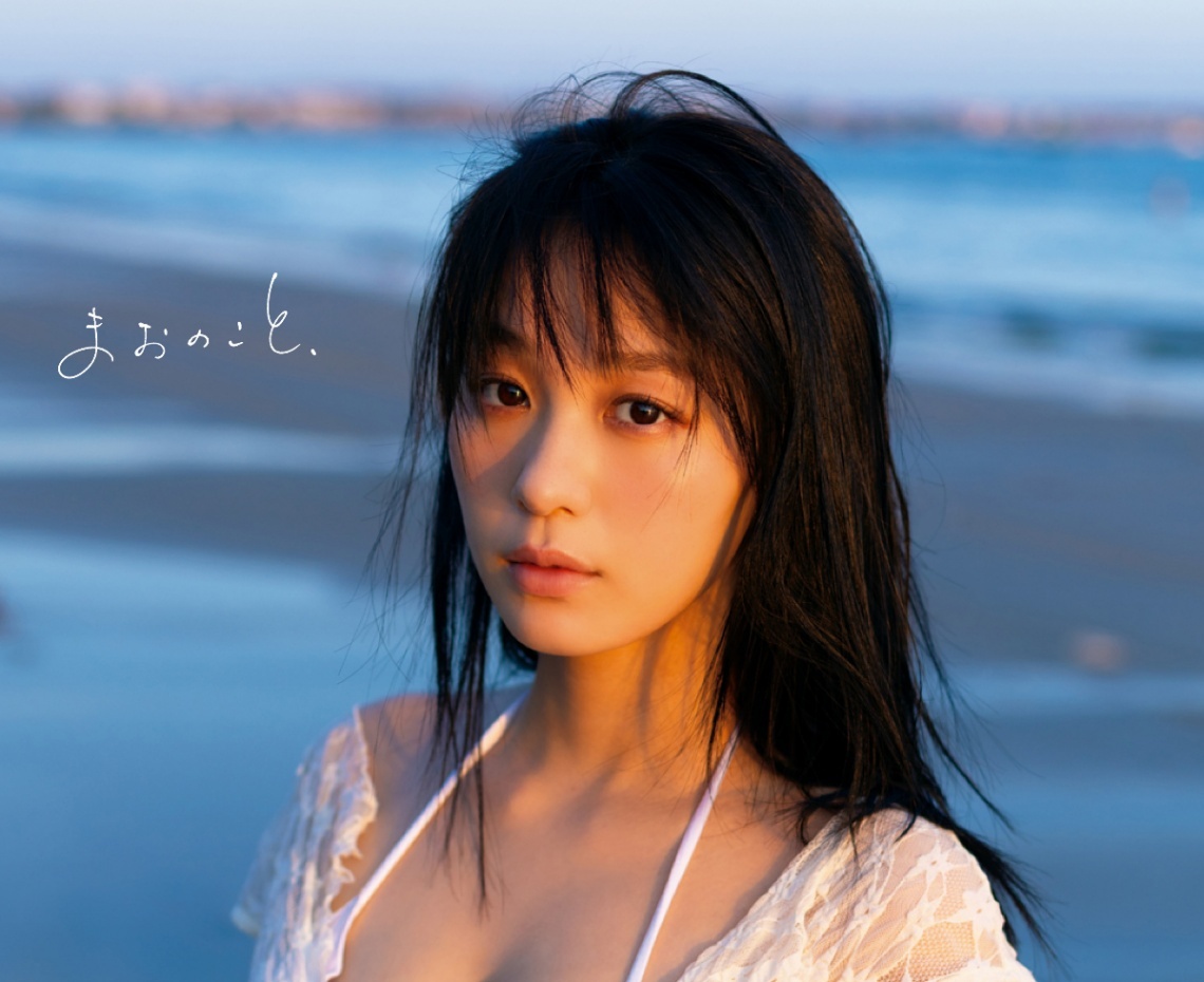 高野真央＞大反響の初写真集 表紙公開 純白水着でピュアに 静かに人を