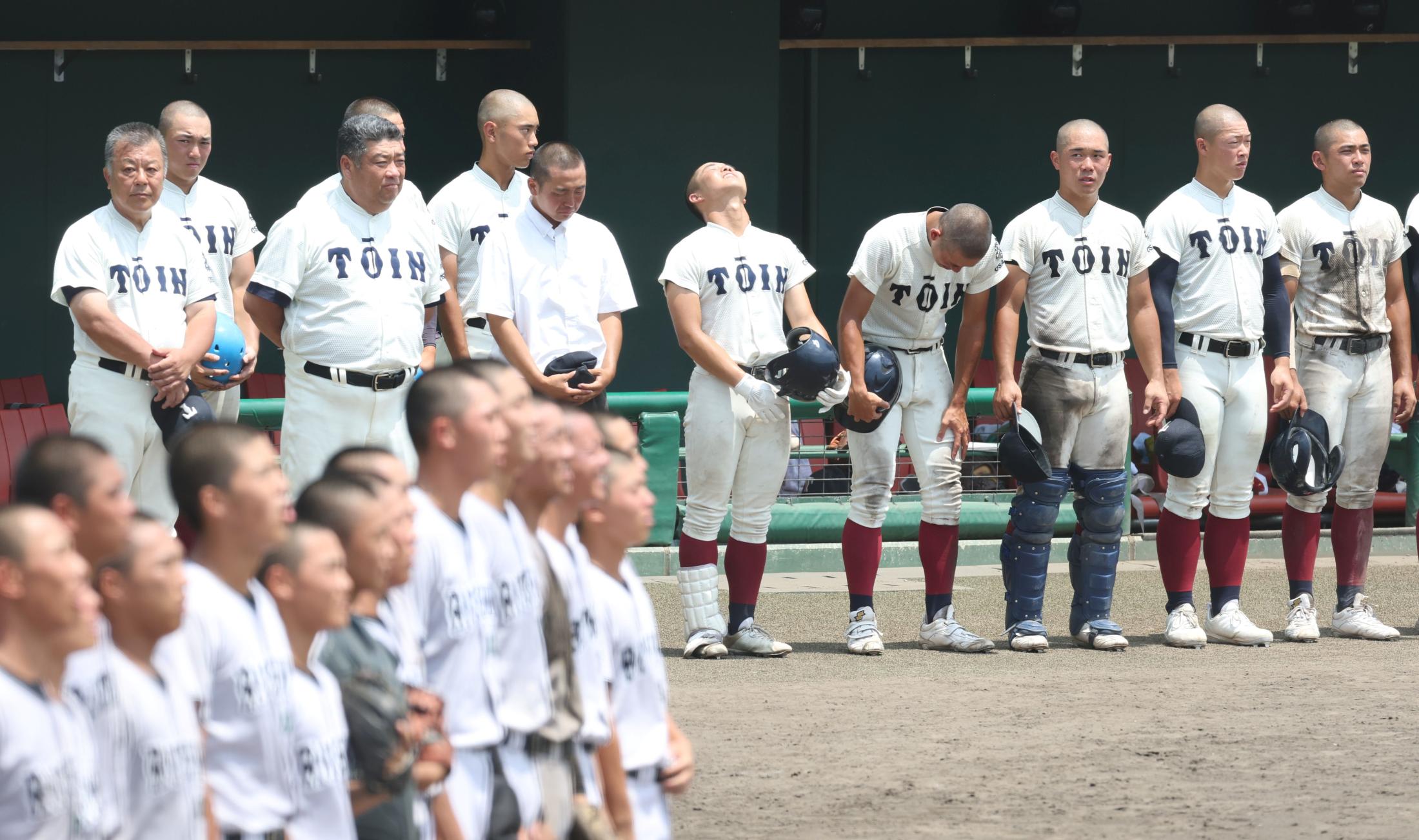 大阪桐蔭ナインが号泣 春夏連覇の夢が4回戦で途絶える 決勝点献上の