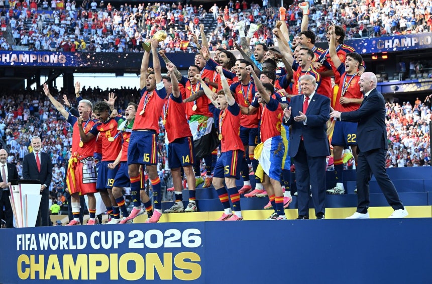 北中米W杯］スペイン優勝セレモニーの表彰台に立ち続けたトランプ