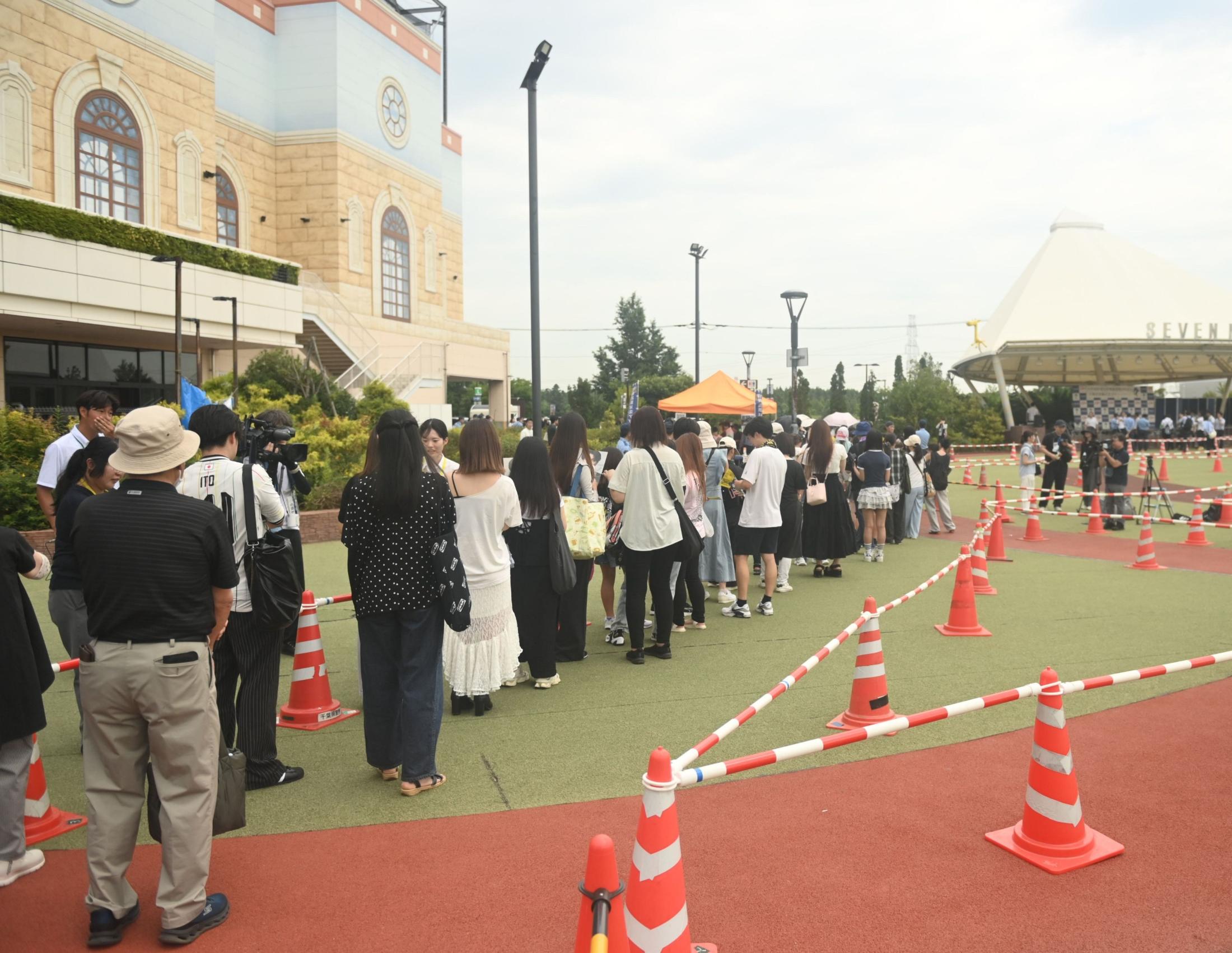 サッカー 中村敬斗出演イベントにファン殺到 整理券配布開始予定時刻