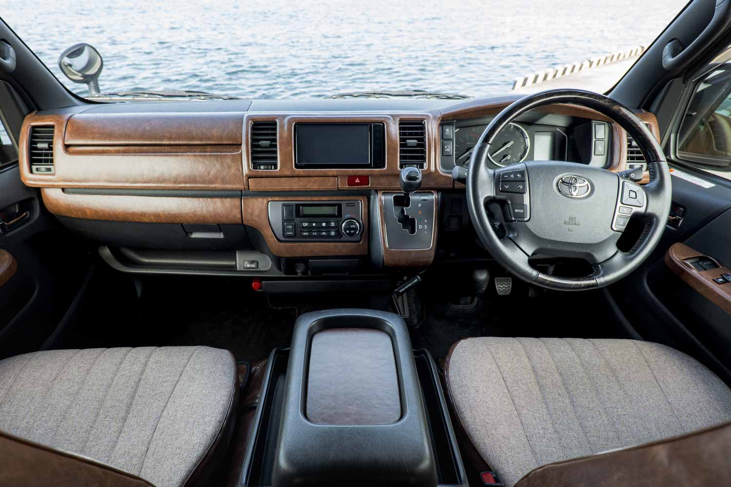 内装のチープさに悩まない！トヨタ「ハイエース」の車内を
