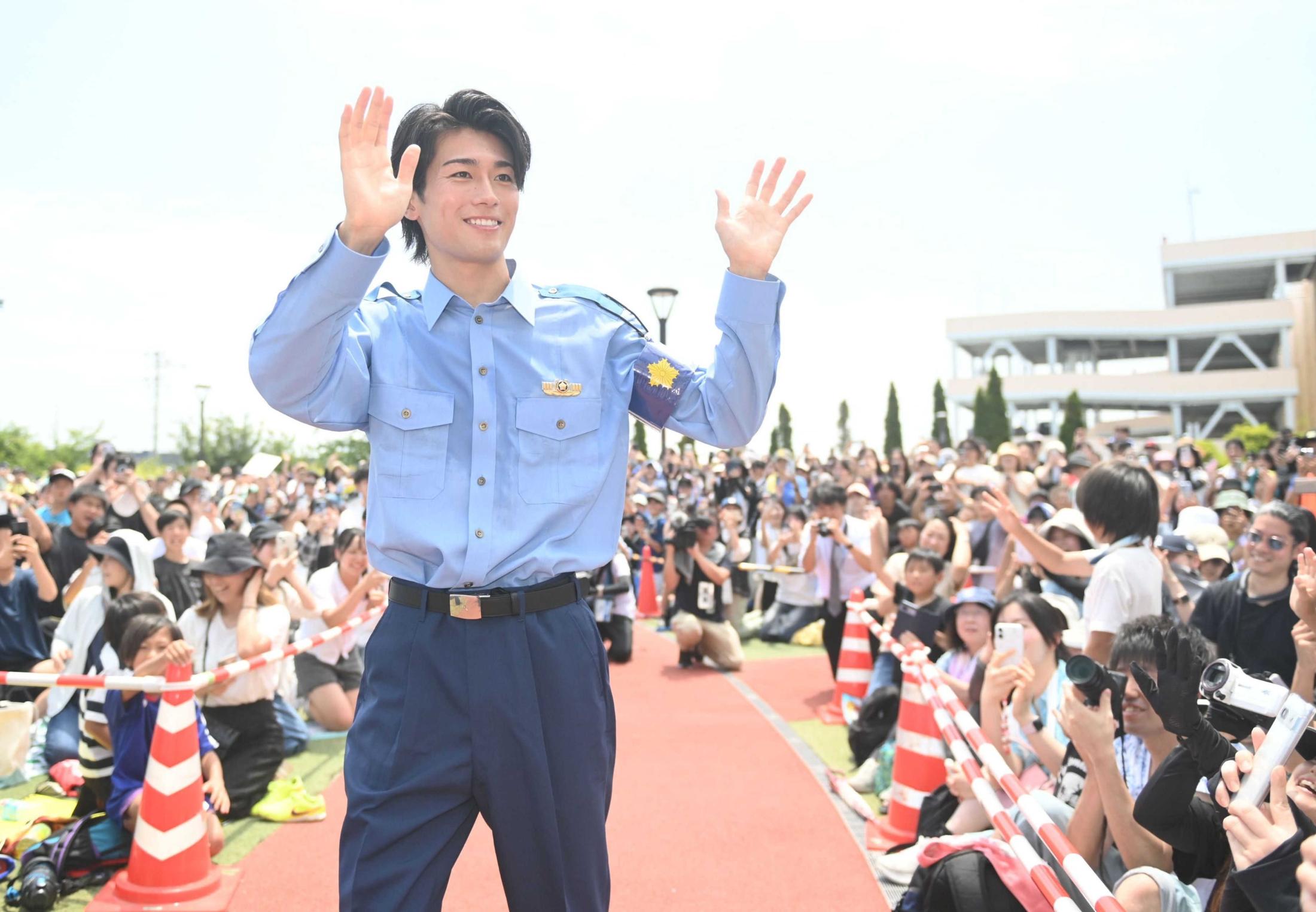 中村敬斗 地元・千葉県警イベントに出席 警官姿でファン魅了 地元愛を