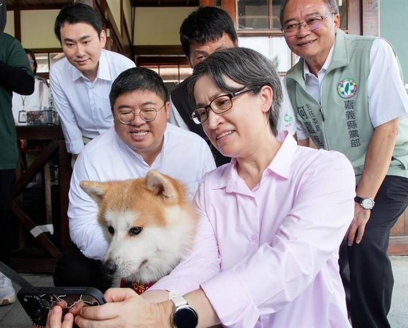 犬のポチ 阿里山鉄道の「犬駅長」ポチ、蕭副総統と対面 2歳の秋田犬／台湾