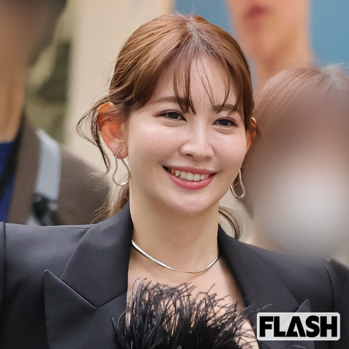 小嶋陽菜、新作のチェック柄ワンピース告知も “縫い合わせ” に「目が