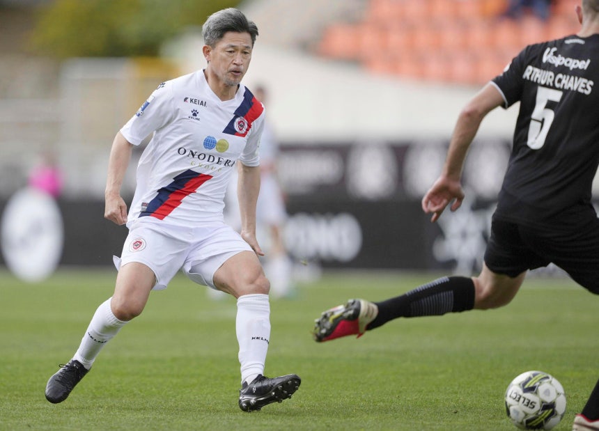 還暦」控えたプロサッカー選手の三浦知良、公式試合で4年ぶりゴール