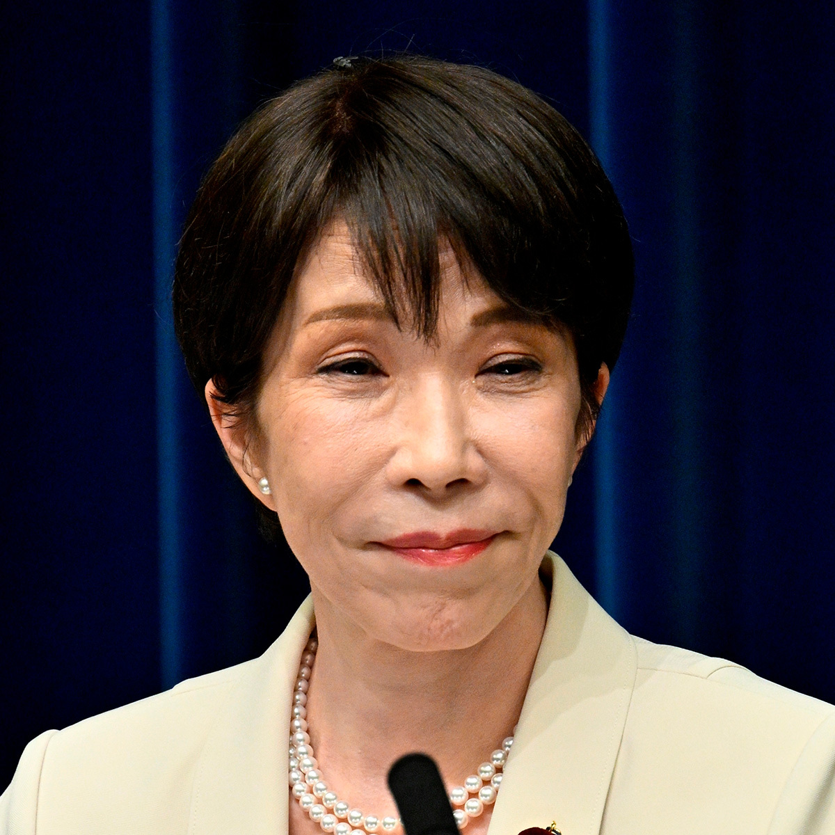 《頭にハエが…》高市首相会見の“闖入者”にネット騒然「どこから入ってきたのか」カメラマンも疑問に（女性自身） - Yahoo!ニュース