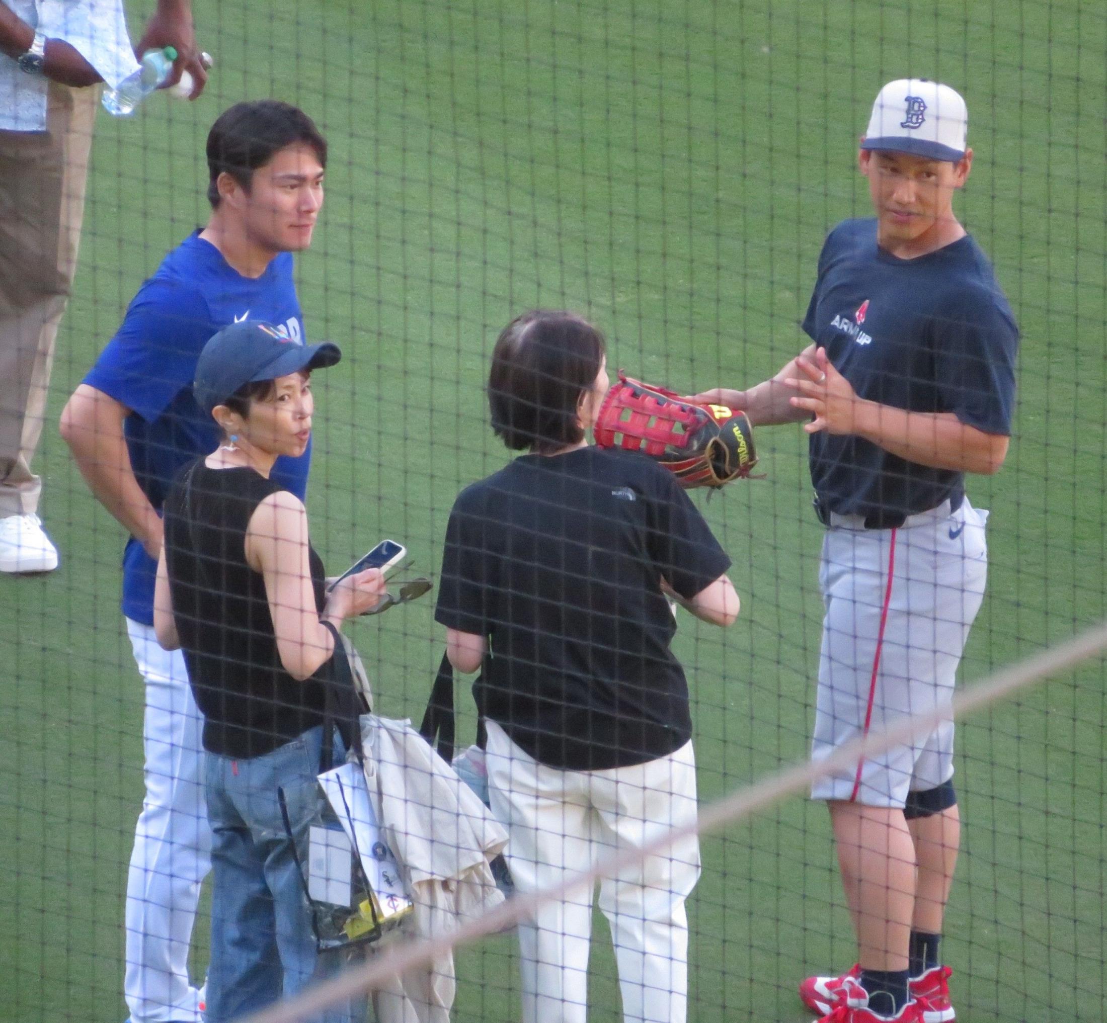 山本由伸と吉田正尚が笑顔で再会！オリックスV＆WBC世界一貢献の元