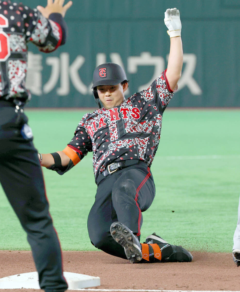 小笠原慎之介選手のスパイク 巨人】小笠原慎之介、G投3年ぶりの三塁打 激走に東京ドームもベンチ
