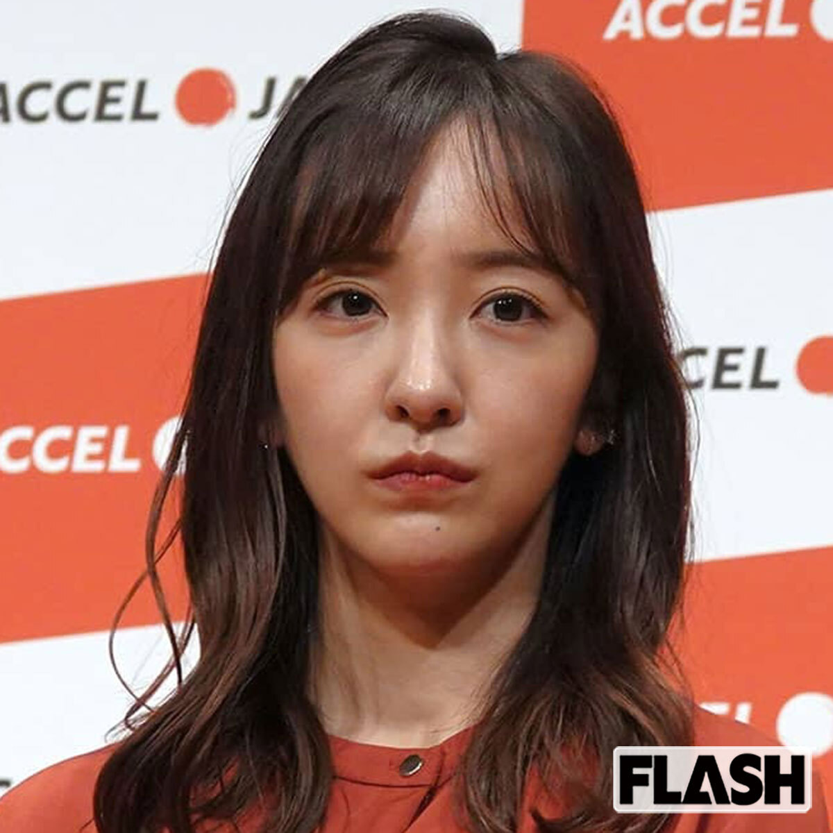 板野友美、河西智美とミニスカ・ルーズソックス「平成ギャル姿」披露も