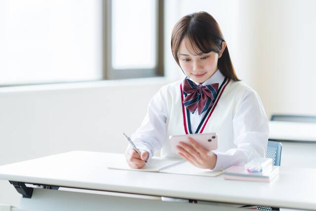 急増する「自分の頭で考えない子」。すぐ検索が当たり前に…スマホ時代の“親切すぎる教育”が奪った力（with online） - Yahoo!ニュース