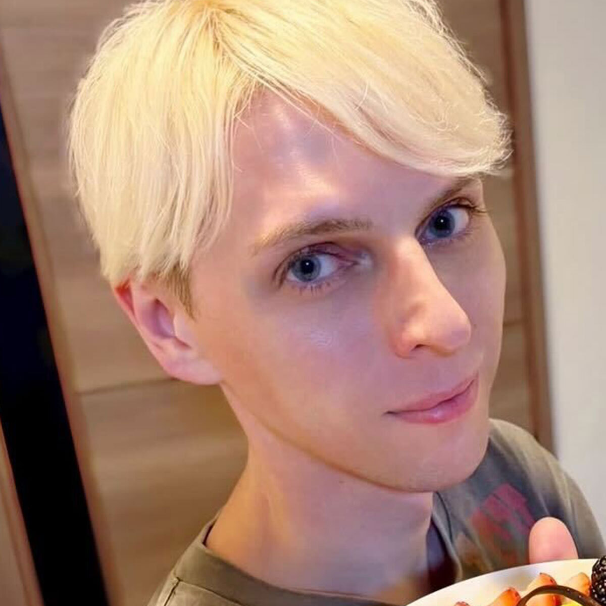 「あんたの汗の風が届く」小原ブラスがハンディファンに不快感「髪の毛が吸い込まれる」被害多発の“必需品”に潜む危険（SmartFLASH） - Yahoo!ニュース