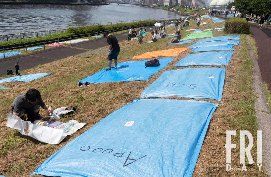 【現場ルポ】夏の風物詩が喰い物に…隅田川花火大会で暗躍した中国人「場所取り転売ヤー」の高笑い（FRIDAY） - Yahoo!ニュース