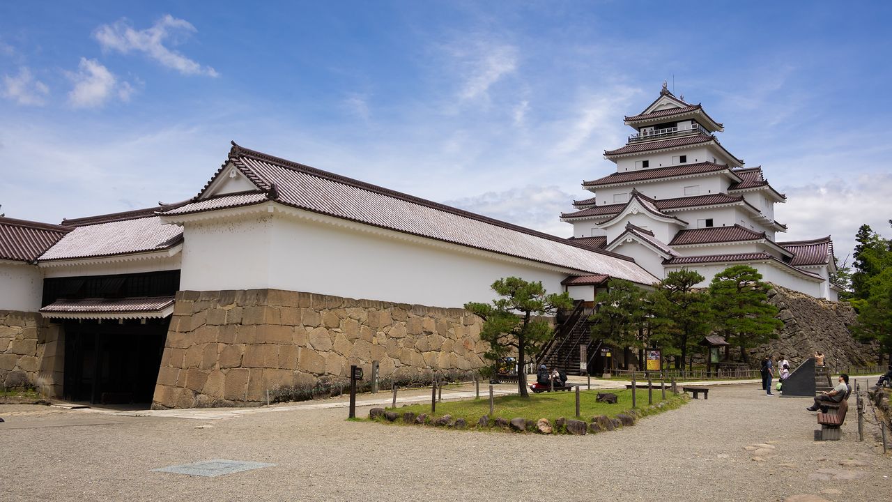 福島・会津「鶴ヶ城（若松城）」：サムライの時代終焉を物語る赤瓦の