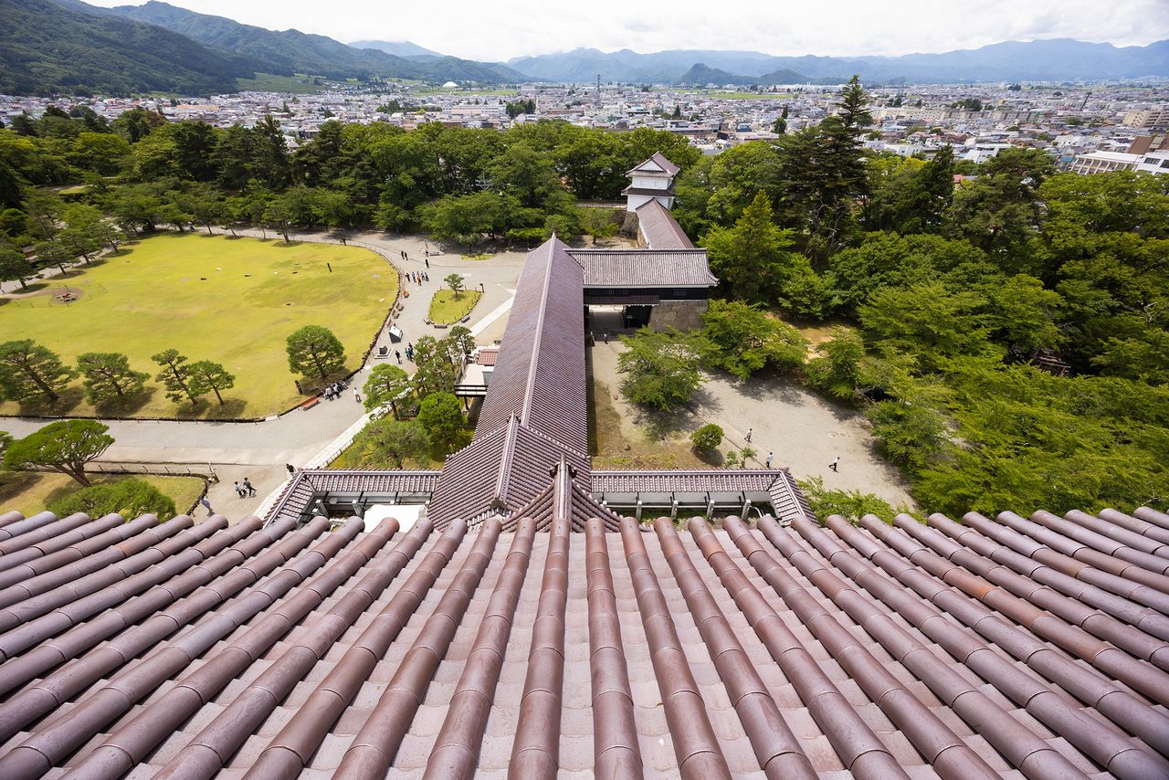 福島・会津「鶴ヶ城（若松城）」：サムライの時代終焉を物語る赤瓦の