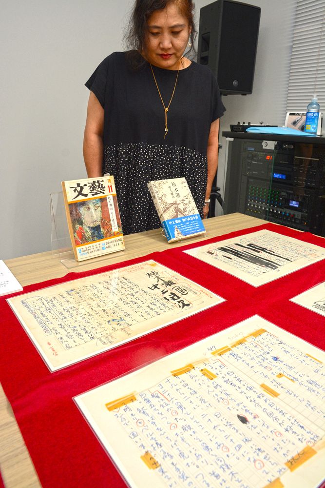 「中上健次」　早世の作家　　肉筆　　小色紙　　所有者年季入り　　(真作) 中上健次の自筆原稿寄贈 代表作「枯木灘」、和歌山・新宮の顕彰委へ