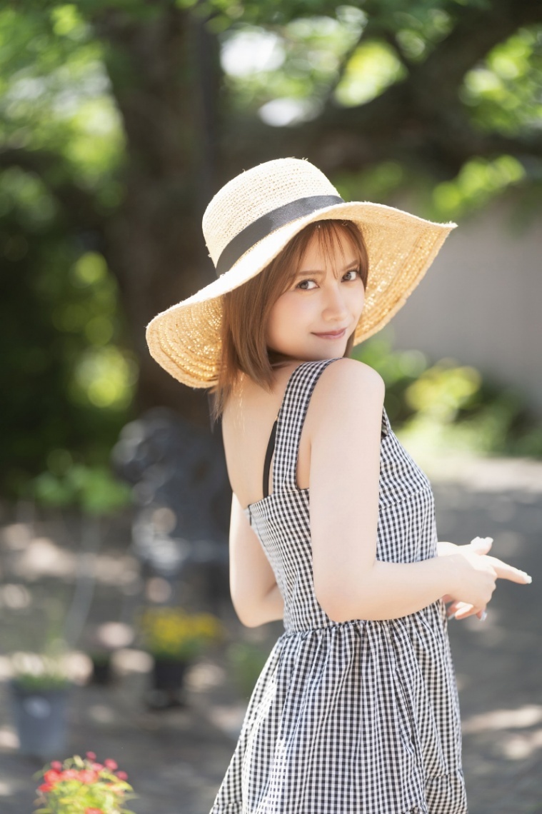 桃月なしこ＞「ヤングガンガン」表紙に 夏らしく 今年初めてのプール