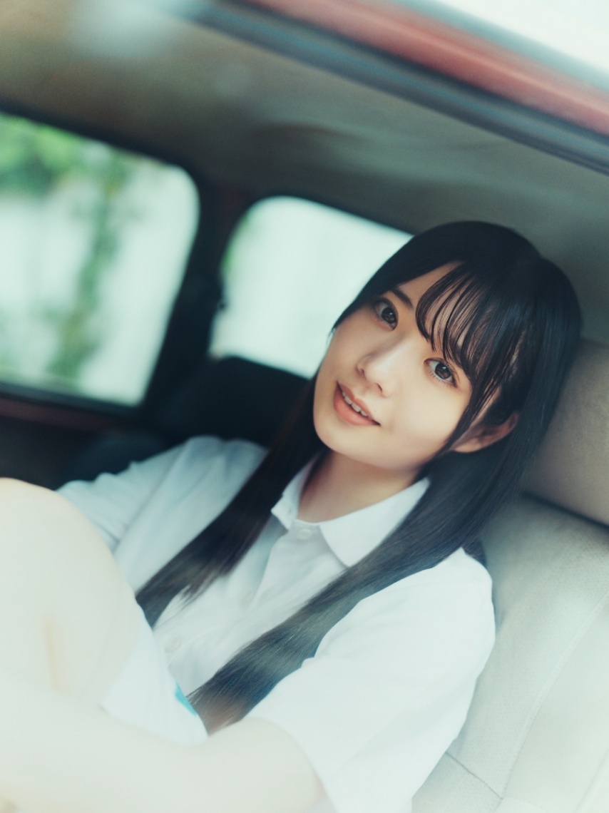 日向坂46坂井新奈＞17歳美少女が「B.L.T. SUMMER CANDY」登場 汗が