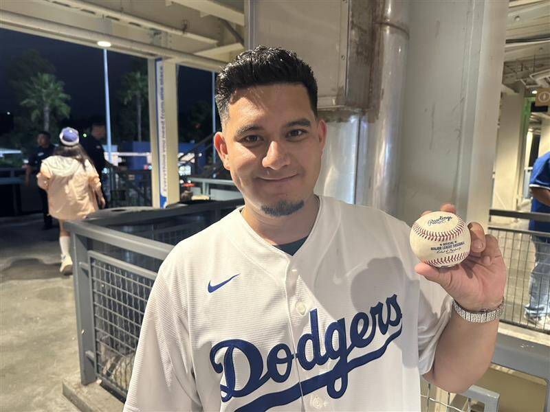 大谷翔平の逆転27号、“吸引力”で引き寄せた？ 本塁打ボールゲットの