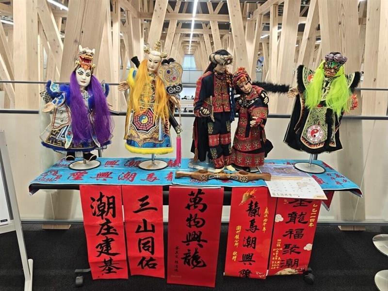 台日で人形交流 屏東県潮州と茨城県大子町 パイワン族の衣装着た人形が