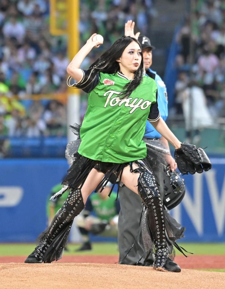 ジタバタ沙弥様が可愛すぎ」“令和の極悪女王”が始球式でまさかの大暴投
