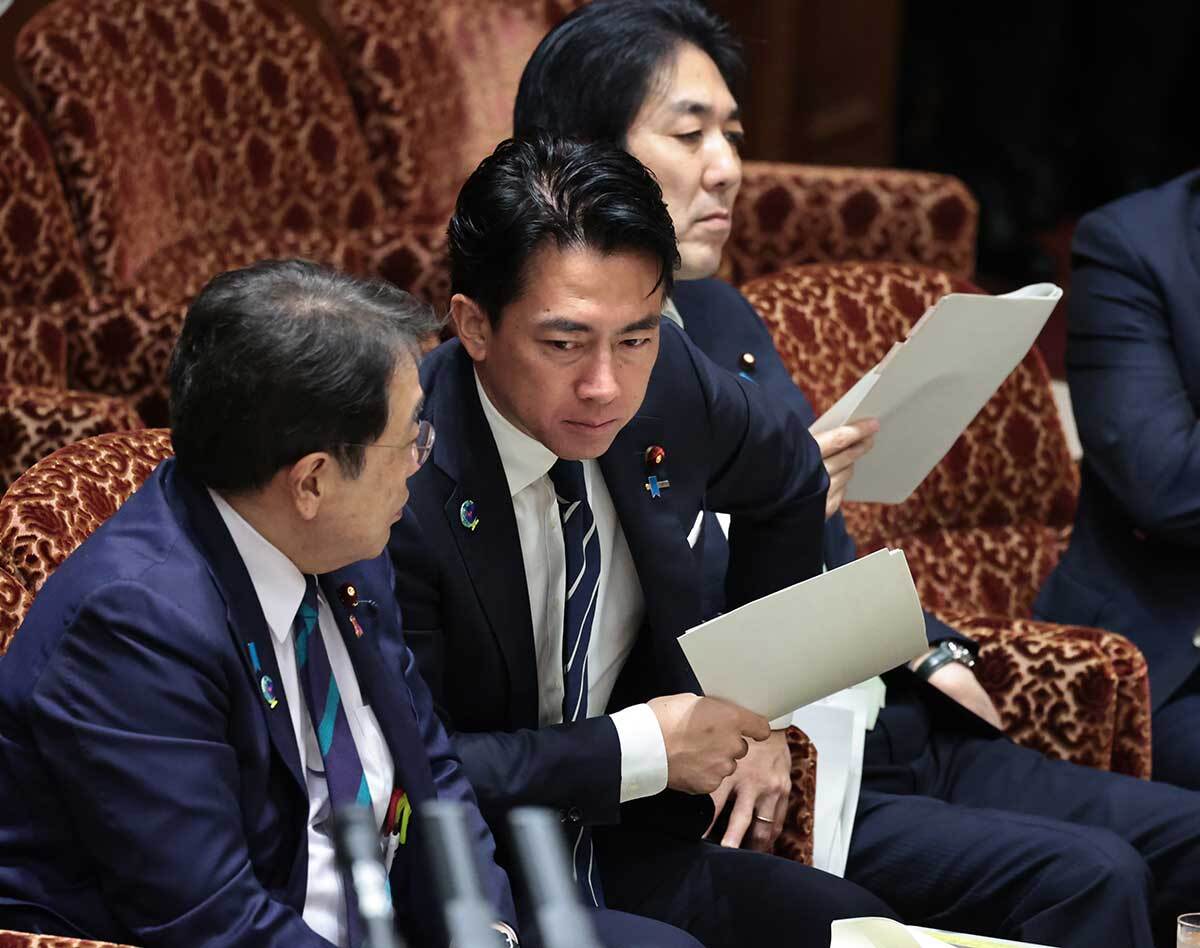 「理解不能」小泉防衛相、共同通信の記事糾弾に「プロパガンダじゃないからだよ」SNSで相次ぐ批判…“強気な姿勢”に自衛隊内では一定の評価も（女性自身） - Yahoo!ニュース