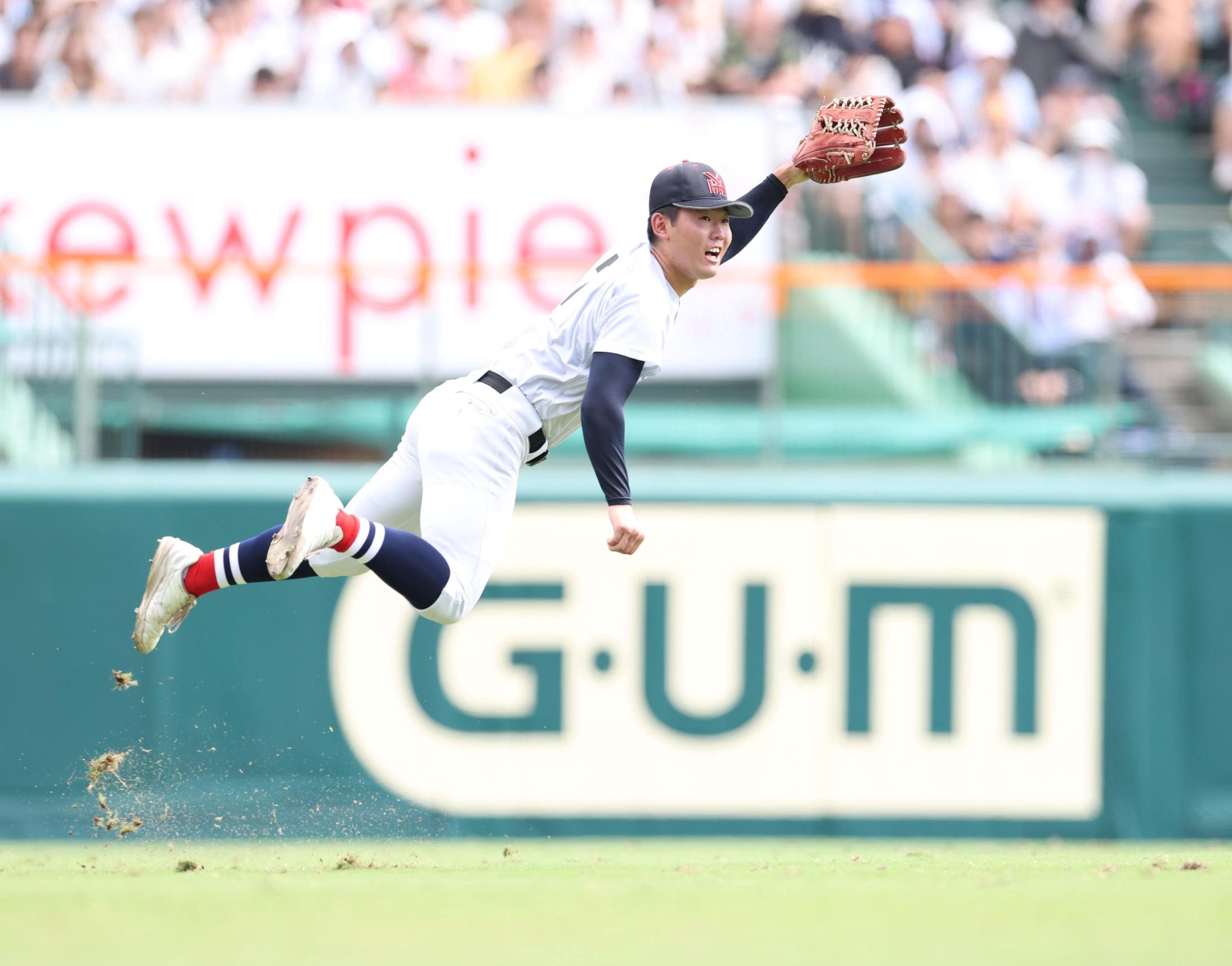 横浜 左翼の江坂が驚異のレーザービーム！寸分の狂いなくタッチアウト