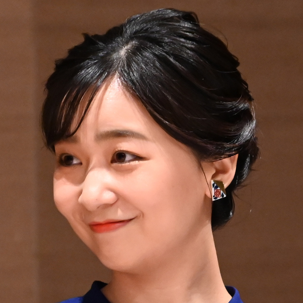 胸元のお直しも》佳子さま 「爽やかロイヤルブルーワンピ」は“愛子さま