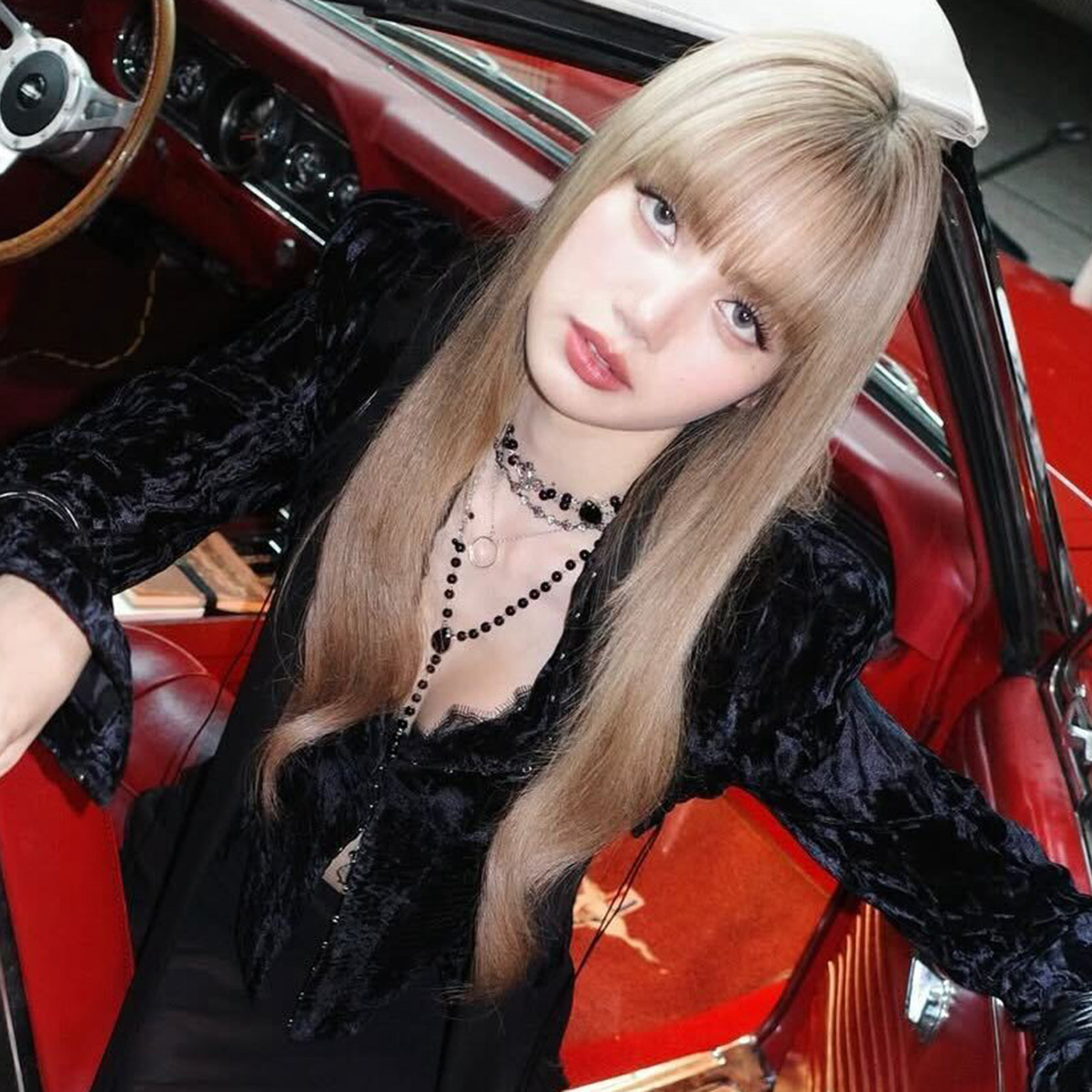 「毛に厳しいの日本だけ」BLACKPINK・リサ　水着ショットで写り込んだ産毛に脱毛論争勃発…“時代と逆行”の指摘も反対意見が相次いだワケ（女性自身） - Yahoo!ニュース