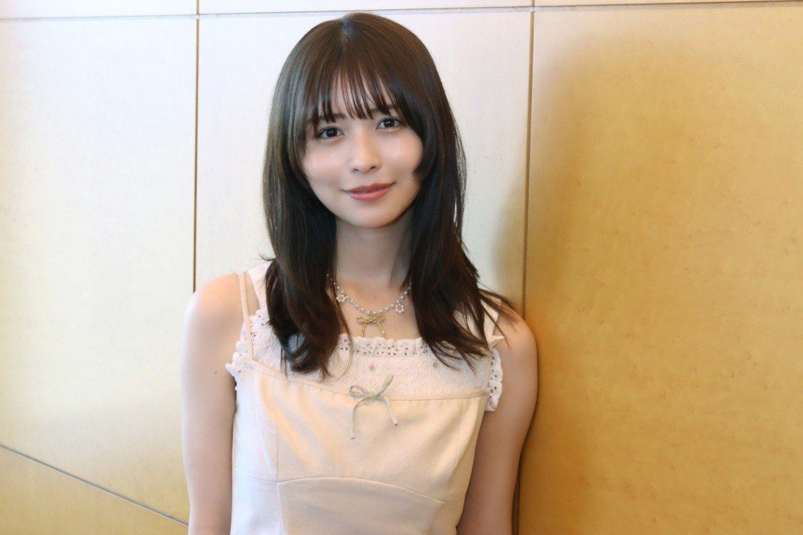 長濱ねる＞“ピタッと”ニットで美スタイル披露 上からの自撮りショット