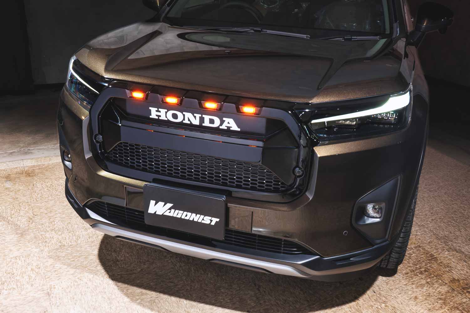 新車外しWR-V Zプラス　フロントグリル (エンブレム付き) 金網ではなく肉厚な樹脂メッシュを採用！ WR-Vをオフロード仕様に