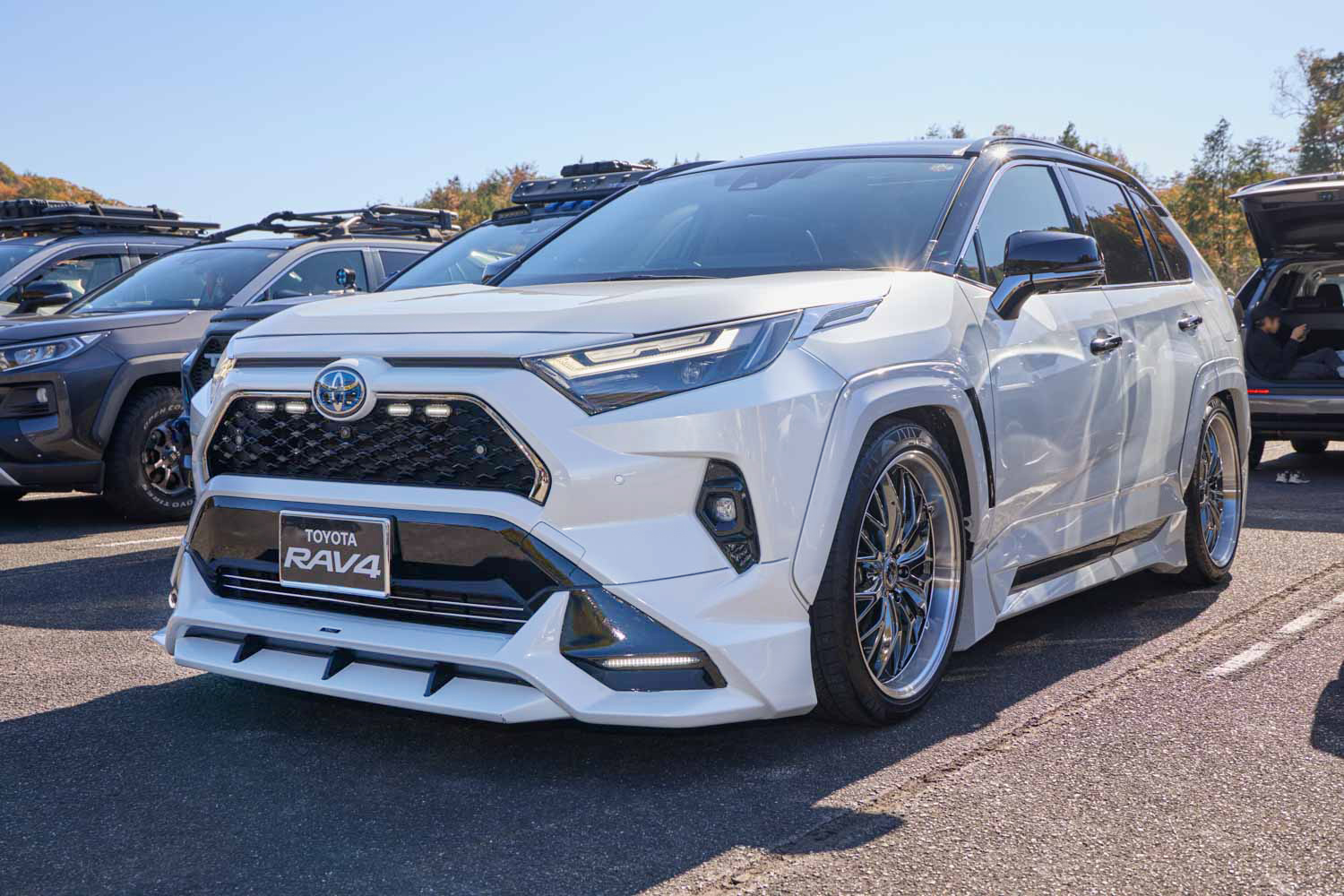 自作ラッピングでPHVツートーンを再現！ TRDエアロを組んだRAV4の凄み