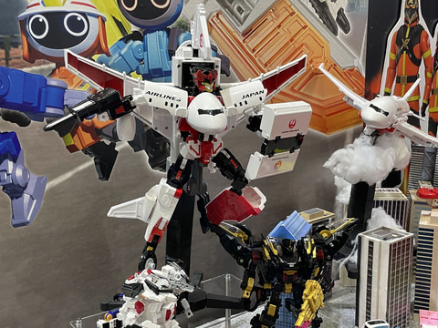 タカラトミーブースにて「特装合体ロボ ジョブレイバー」や「トミカ