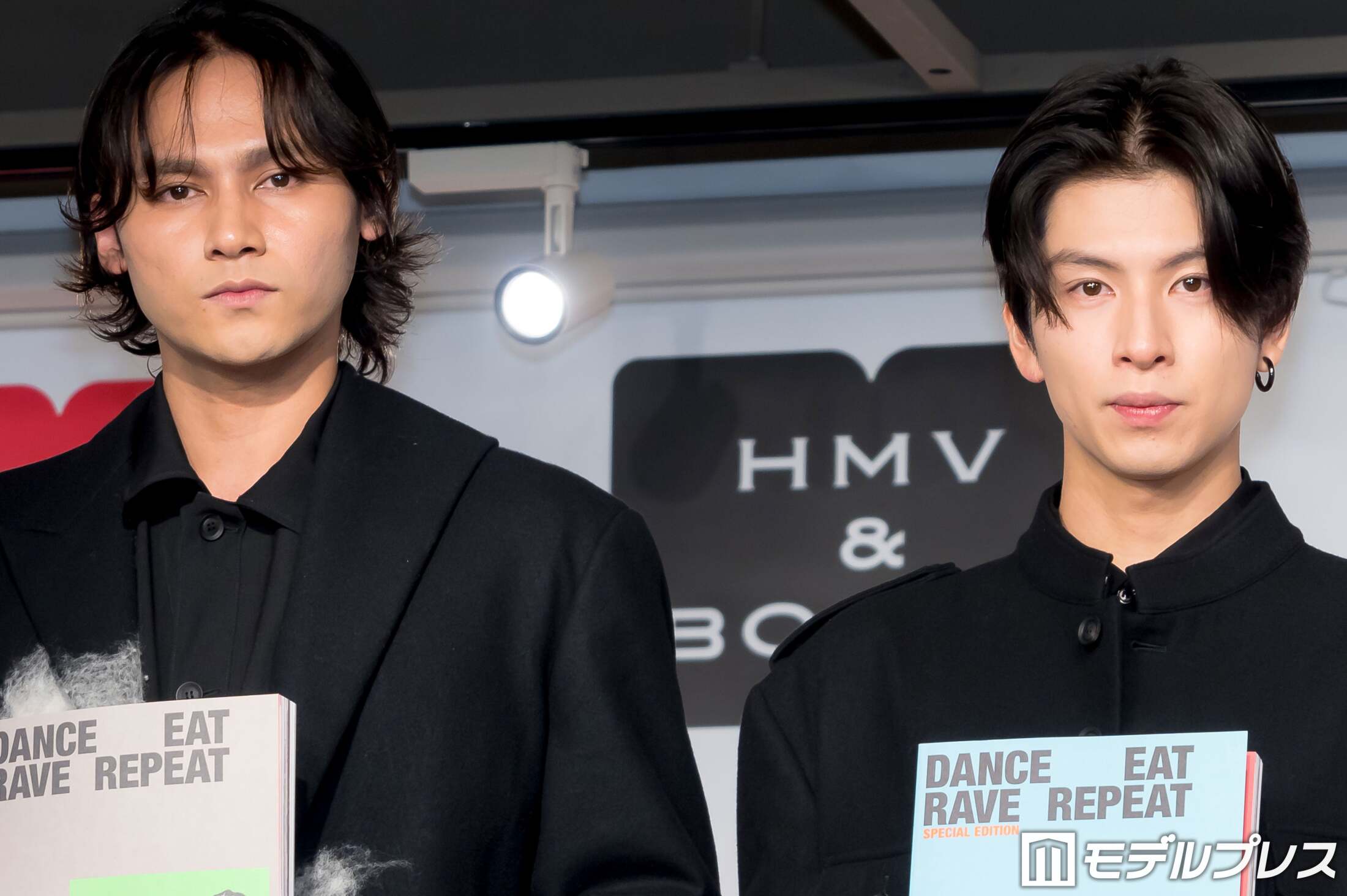 THE RAMPAGE・長谷川慎＆龍、メンバーに写真集手渡し“十人十色”な反応