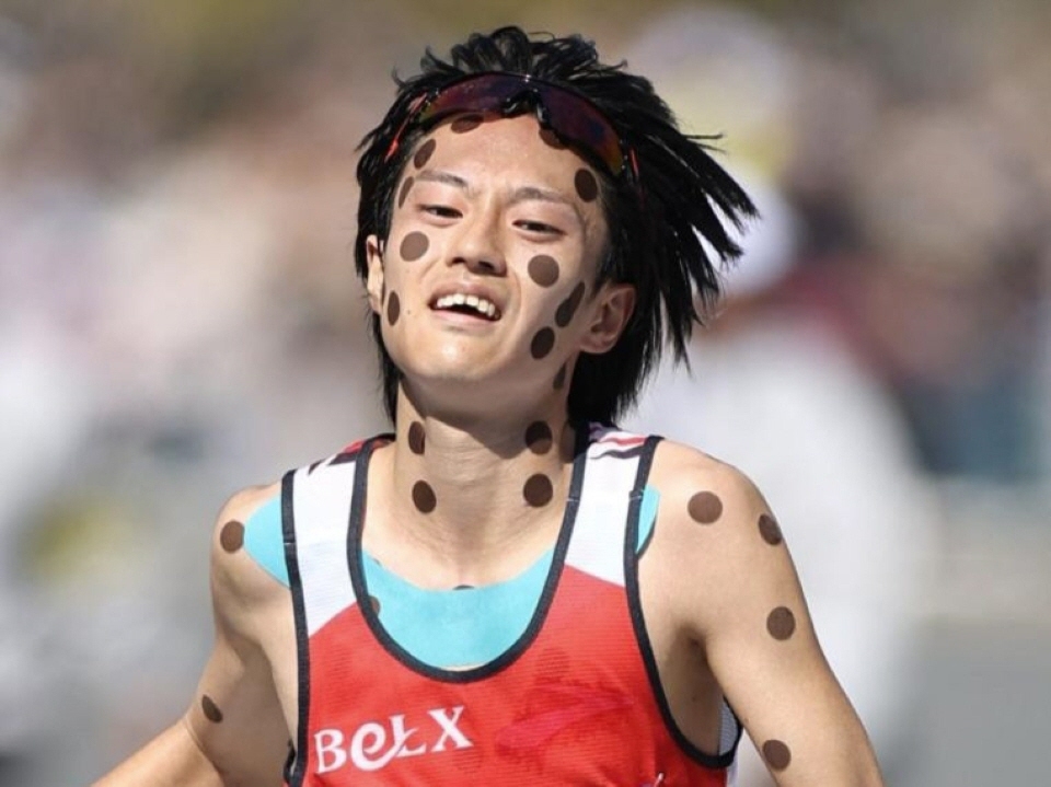 北海道マラソン　吉田響の全身テープが「前回より控えめ」２月の大阪マラソンで話題　２度目の挑戦は「我慢してる」３０キロ通過で独走状態も終盤に失速で９位→ゴール後は車椅子で搬送（デイリースポーツ） - Yahoo!ニュース