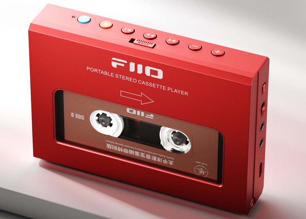 薄い、安い、かわいい。Fiioのカセットプレーヤー、ワイヤレスイヤホン