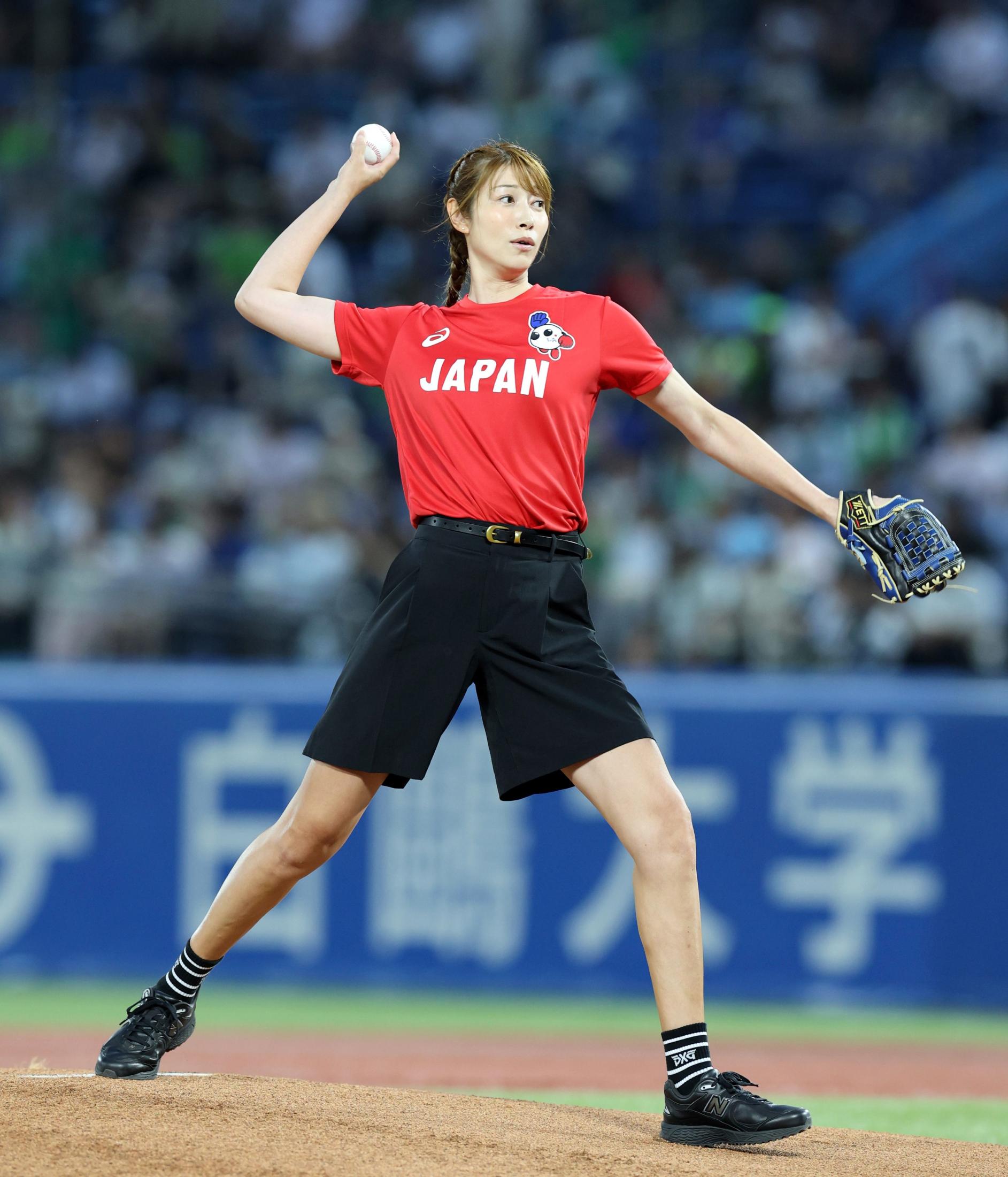 元バレー女子日本代表の狩野舞子が始球式「最悪です。フォークボールに