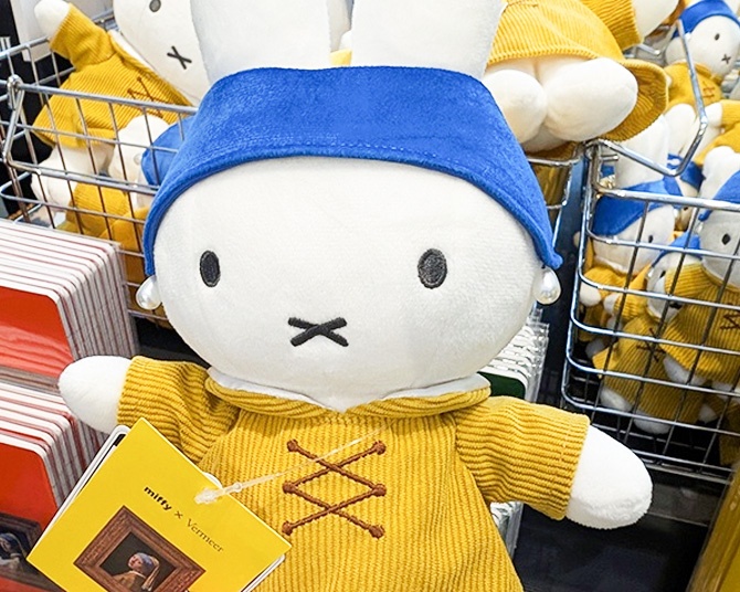 真珠の耳飾りの少女」グッズがずらり！大阪・フェルメール展のお土産