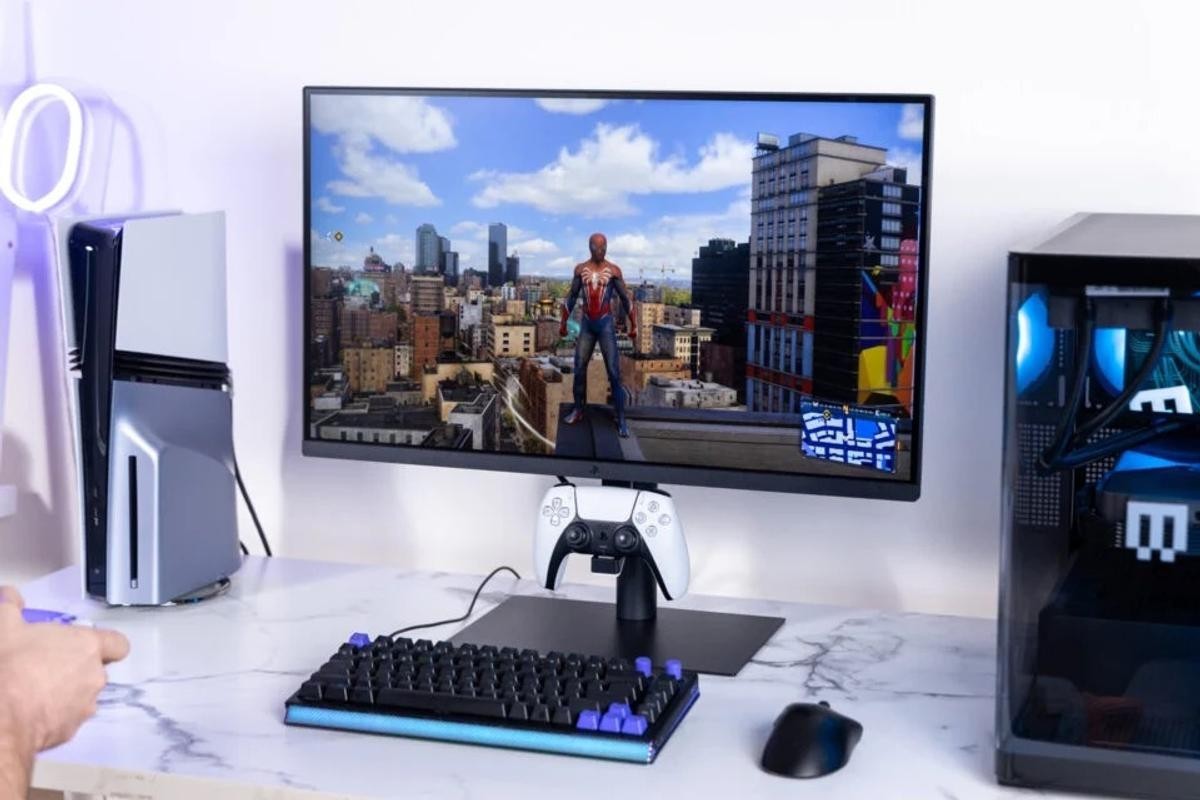 PS5向けゲーミングモニターは、コントローラーの充電フックが便利で