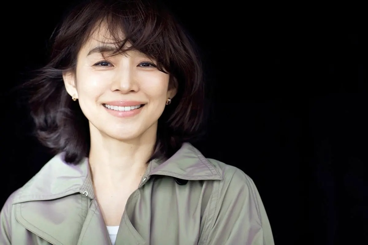 石田ゆり子さん、56歳。なぜこんなに素敵？ 年齢を重ねても変わらない