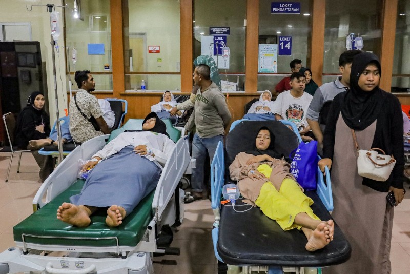 インドネシアで500人超が食中毒　不評の「無料給食」で再び（毎日新聞） - Yahoo!ニュース