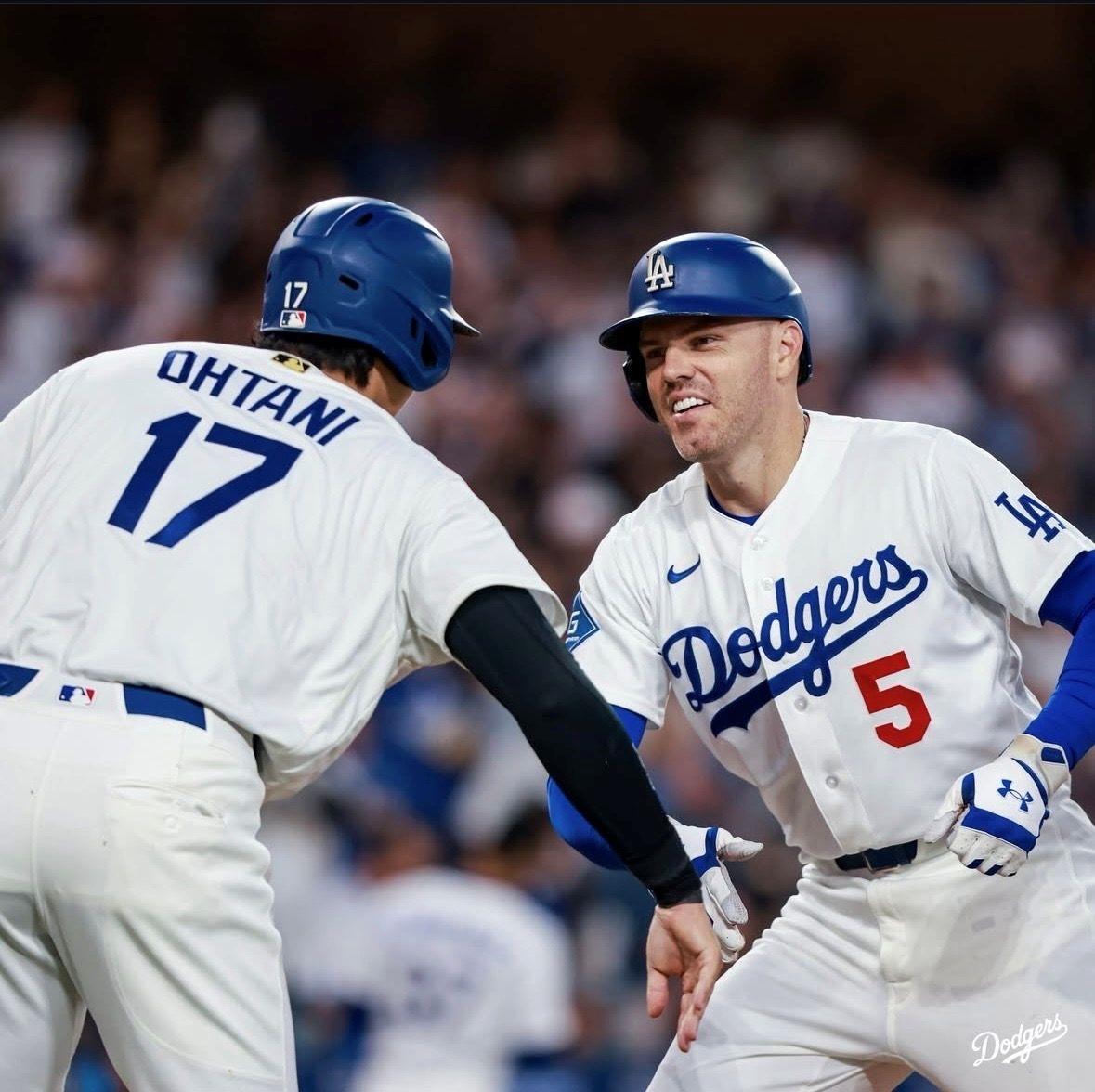 ドジャース大谷翔平選手も踏んだ実使用セカンドベース　山本由伸投手登板試合 ドジャース 山本由伸が立ち上がって拍手 大谷翔平の四球からフリーマン
