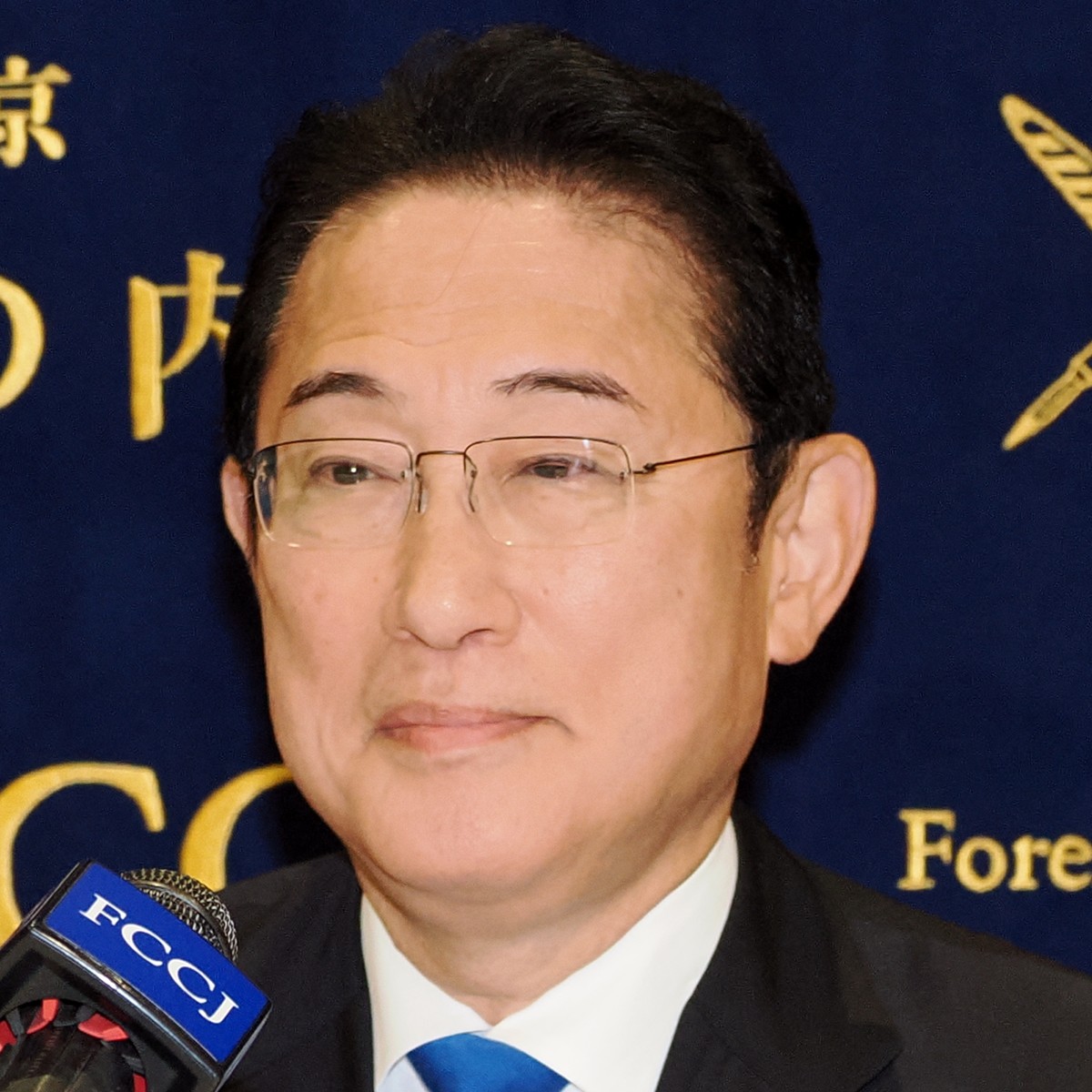 岸田文雄元首相　沖縄知事選“対抗馬”の決起集会に現知事から贈られたかりゆしウエアで登壇で指摘された“無神経”（女性自身） - Yahoo!ニュース