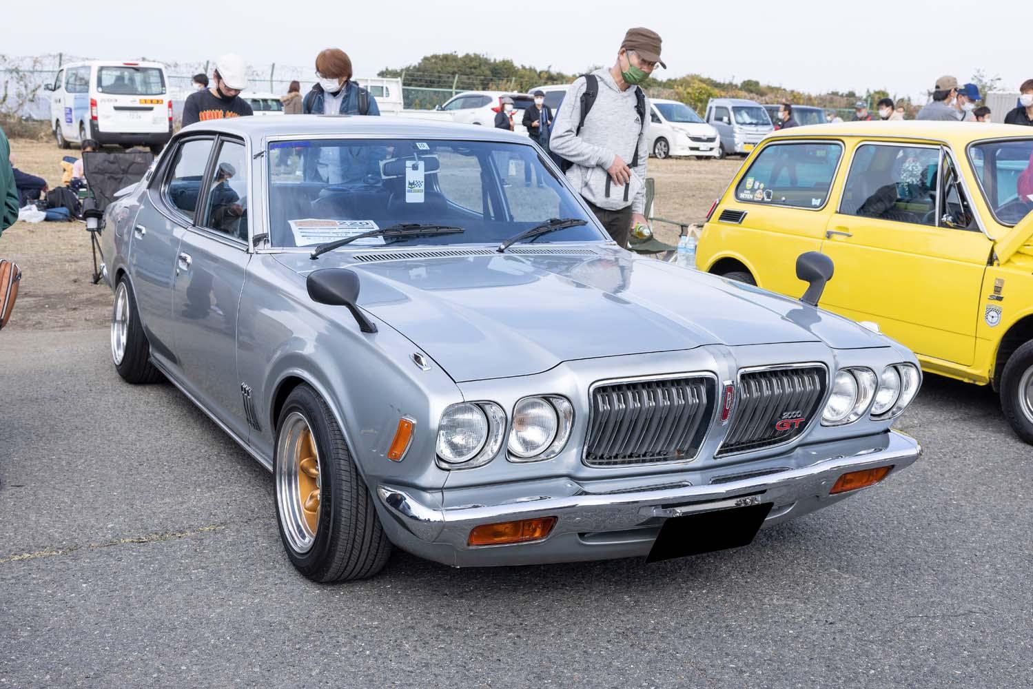 2ドアより希少な4ドアのサメブル。憧れ叶えた75年式ブルーバード（Auto