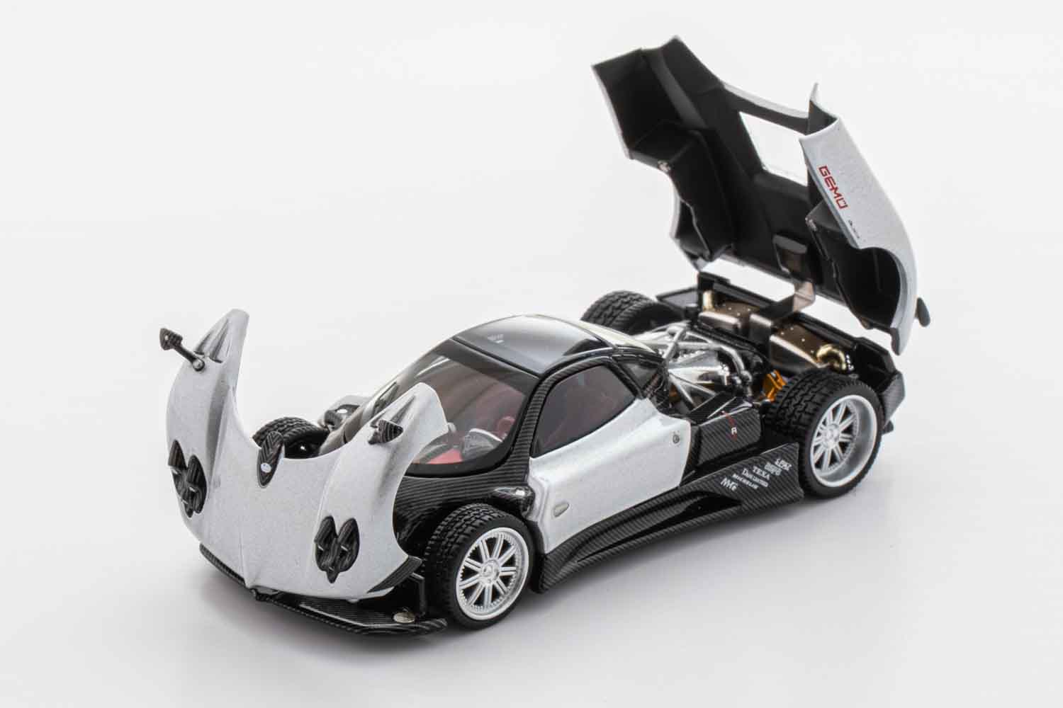 脱着式カウルと専用ディスプレイステーを付属！ 1/64パガーニ ゾンダF