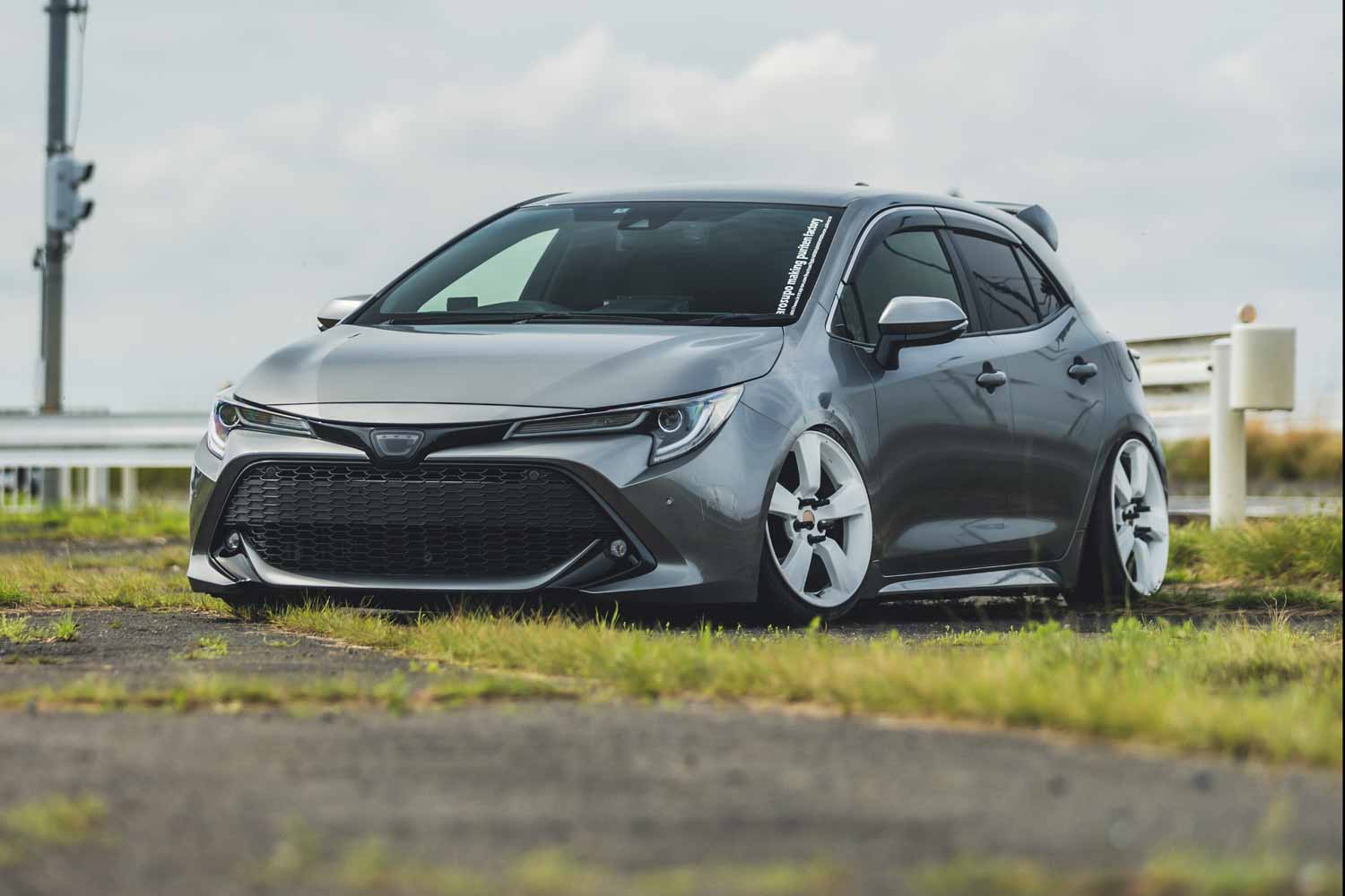 トヨタ車にスバル純正ホイールを流用！ 極低仕様に仕上げた「カローラ