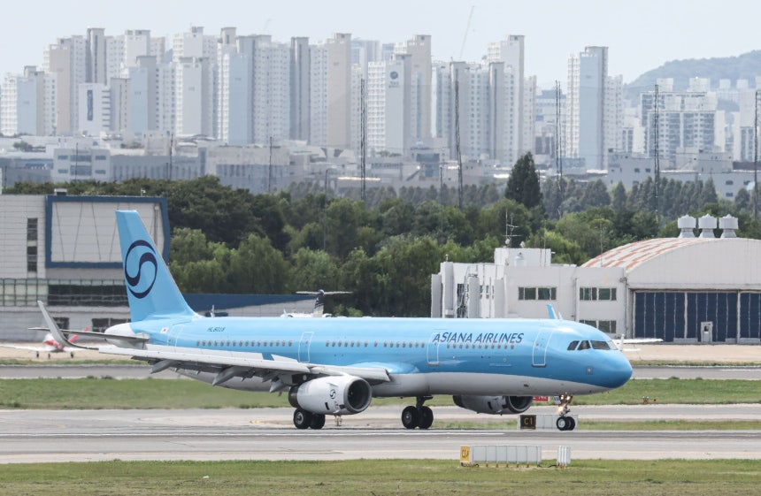 水色の機体に「ASIANA」の文字…金浦空港に登場した異色の旅客機（中央