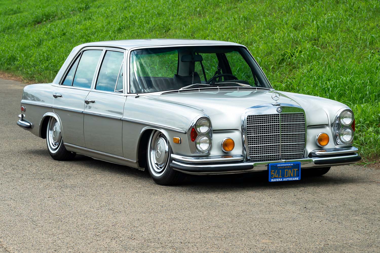 あえて車高を下げて普段使いする。1971年式メルセデス・ベンツ280SE
