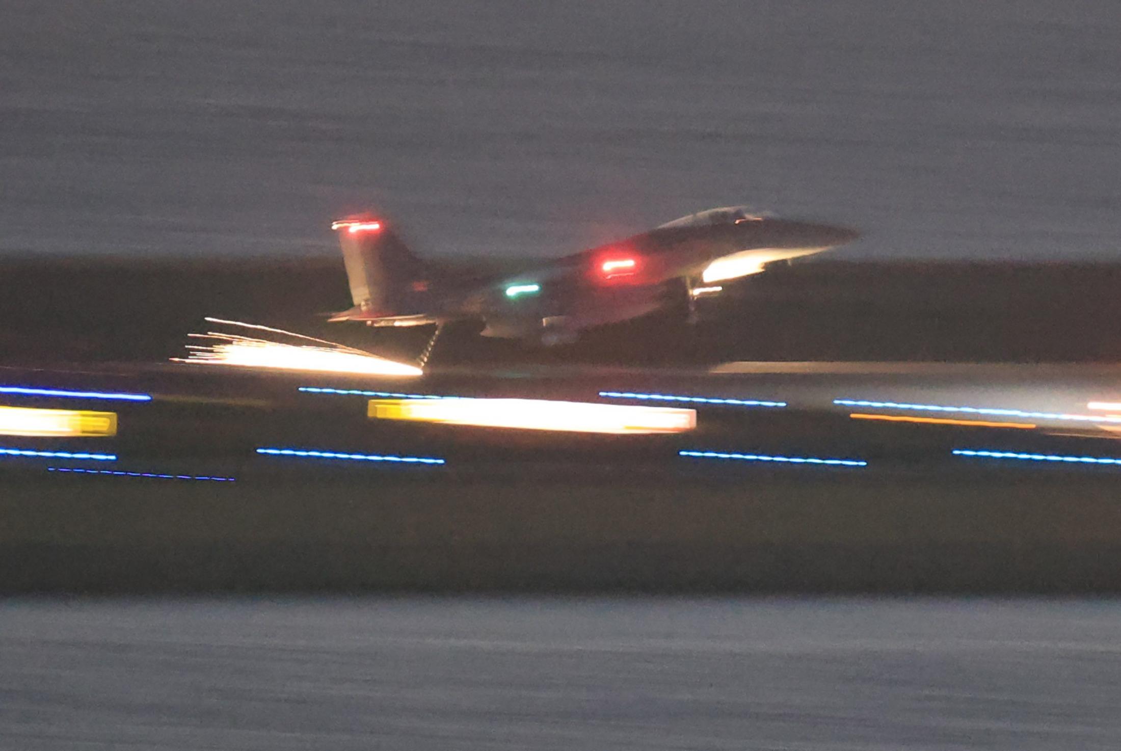 那覇空港の滑走路また閉鎖 自衛隊F15が緊急着陸 油圧系に不具合、火花